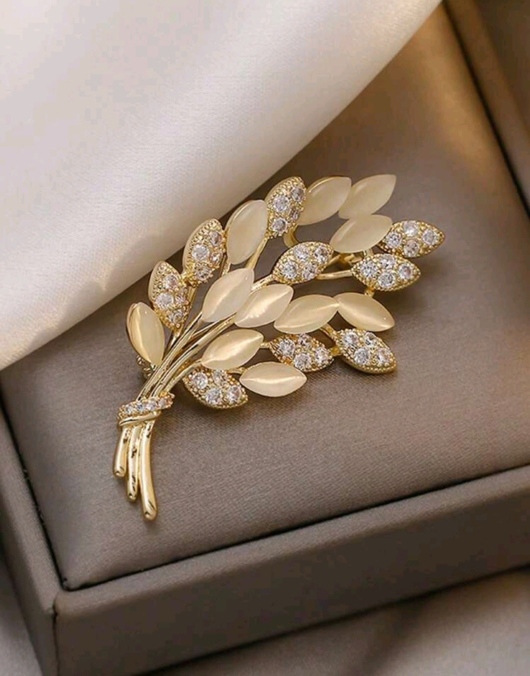 Leta brooch