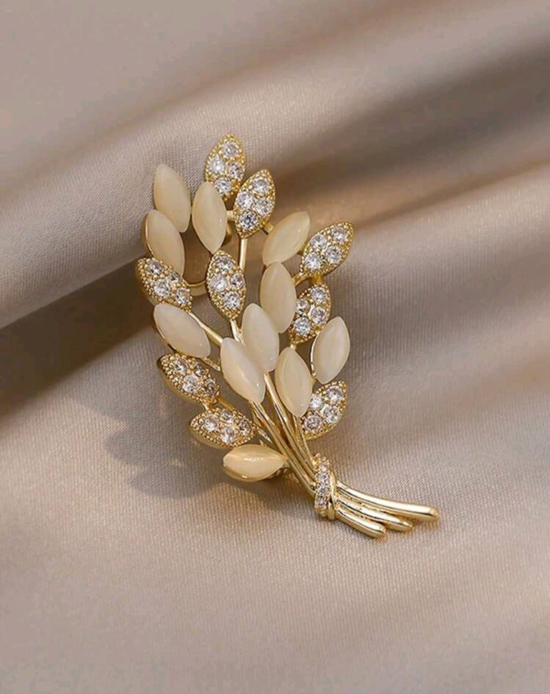 Leta brooch